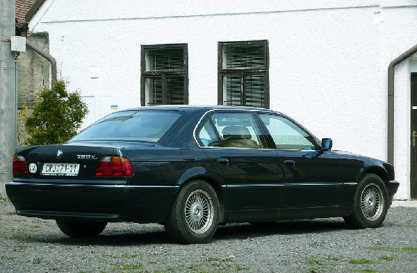 02 BMW 750iL.jpg